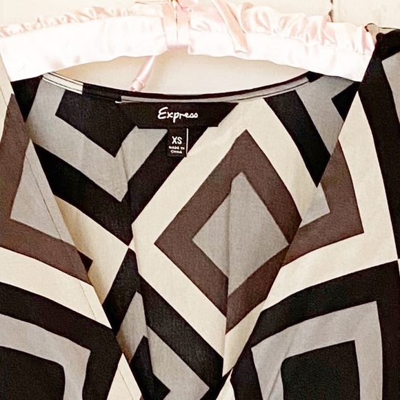 Express V Neck Geometric Print Cap Sleeve Dress - Picture 7 of 8